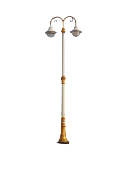 عمود إنارة فيبر جلاس ديكوري بتصميم كلاسيكي عتيق ذو ذراعين منحنيين على خلفية سوداء، يتميز بتفاصيل زخرفية أنيقة باللونين الذهبي والأبيض، مصنع من خامات فيبر جلاس مقاومة للصدأ لإضفاء لمسة جمالية فاخرة على إنارة الحدائق والقرى السياحية.