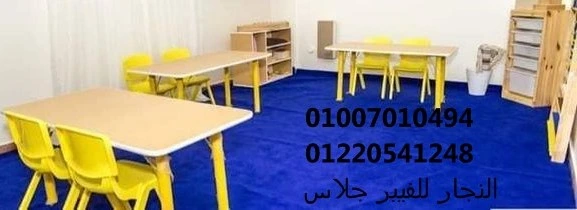 تصميم عصري لـ أعمدة إنارة فيبر جلاس ثنائية الذراع على عمود شاهق، يتميز بأذرع انسيابية منحنية مزودة بكشافات LED، مثالي لتجهيز أعمدة إنارة شوارع ديكورية في المدن الجديدة والقرى السياحية بمواصفات قياسية في مصر.