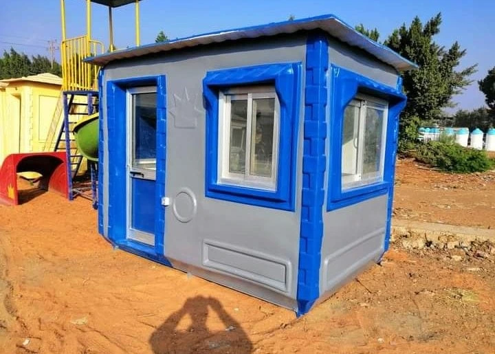 كشك فيبر جلاس صغير للأطفال باللون الأزرق والرمادي، كرفانات فيبر جلاس للأماكن الترفيهية والحدائق، غرف فيبر جلاس جاهزة لمناطق الألعاب.