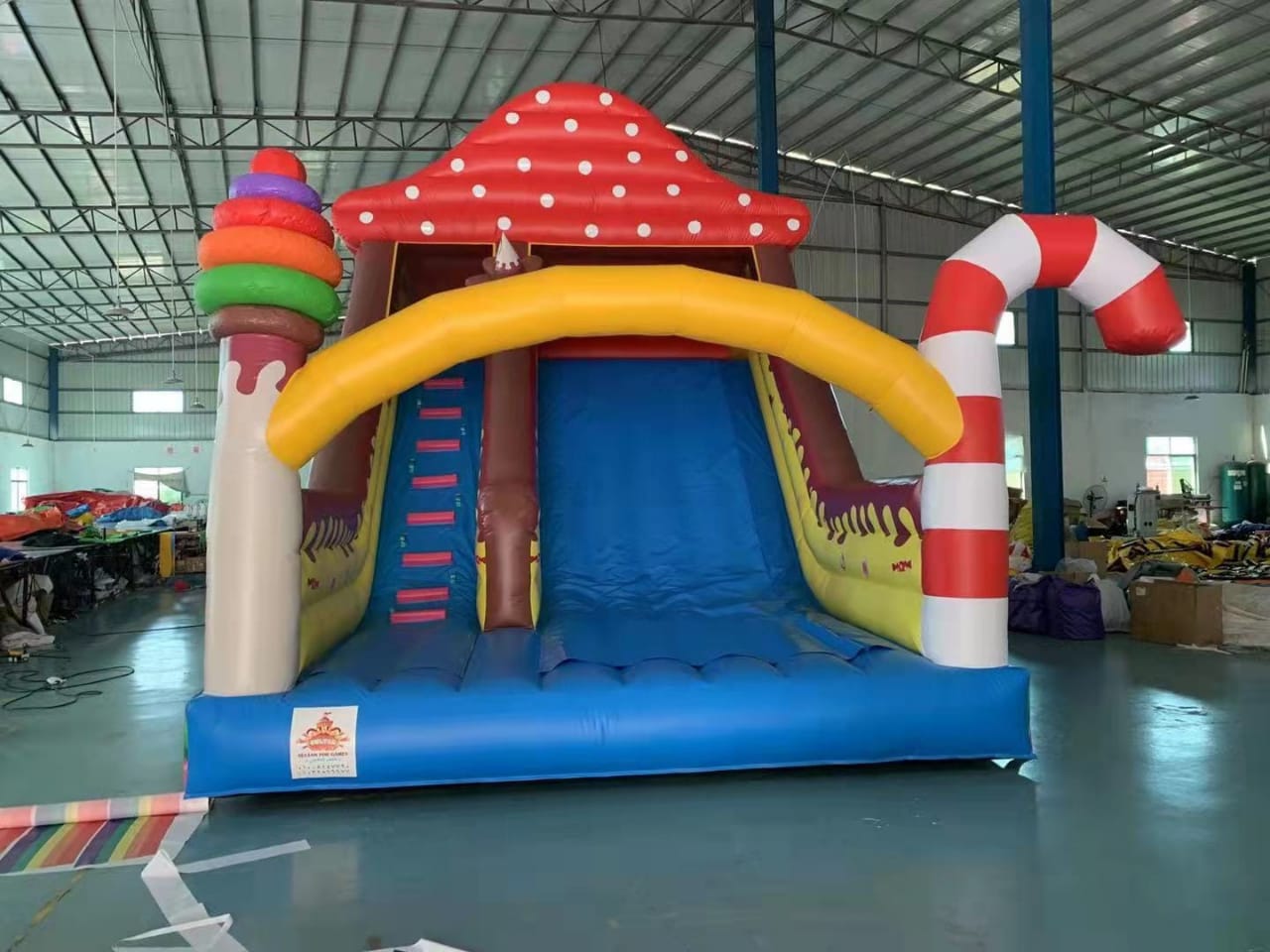 مجمع ألعاب أطفال فيبر جلاس بتصميم بيت الحلويات يضم زحليقة زرقاء عملاقة ومجسمات أشكال فطر وآيس كريم لتجهيز مناطق ألعاب الملاهي والحضانات