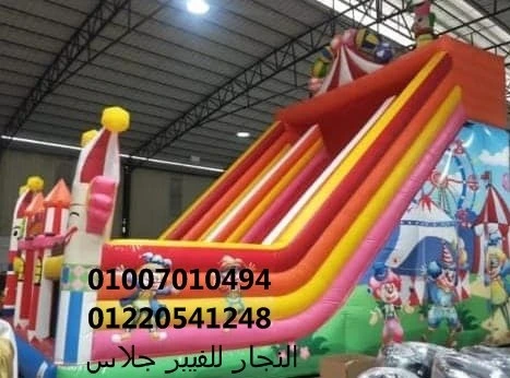 زحليقة هوائية ملوّنة بتصميم سيرك مبهج يضم سلالم ملونة ومجسمات مهرجين، مثالية لتجهيزات ملاهي الأطفال ومناطق الألعاب الخارجية والداخلية بجانب ألعاب الفيبر جلاس لإضفاء أجواء احتفالية ممتعة.