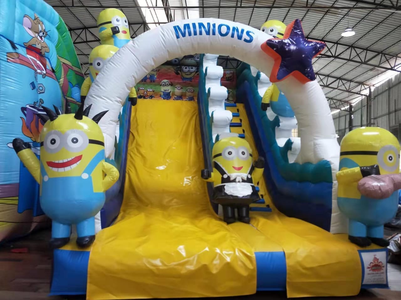 زحليقة فيبر جلاس صفراء بتصميم شخصيات كرتونية مينيونز لتجهيز ملاهي ومناطق ألعاب الأطفال الخارجية