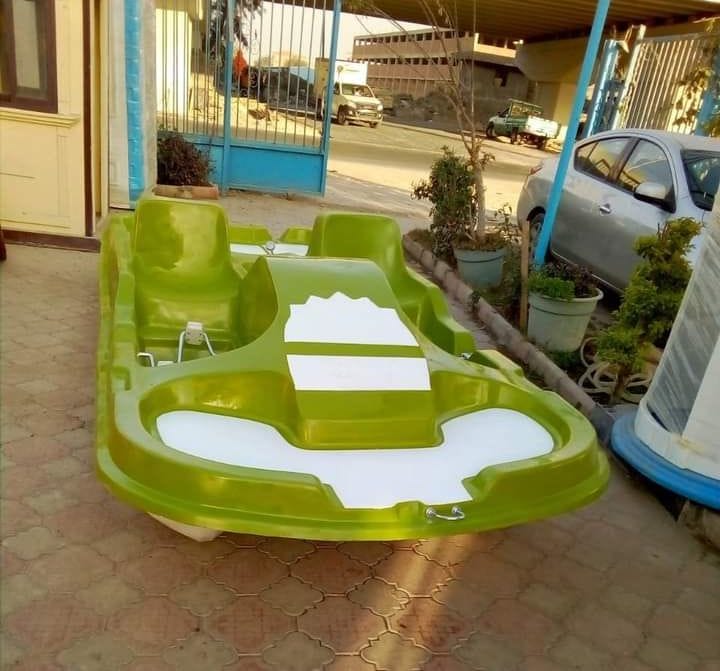 بدال مائي (بدالة) فيبر جلاس بلون أخضر زاهٍ مع لمسات بيضاء، مصمم من خامات الفيبر جلاس المتينة للألعاب المائية، مثالي لتجهيز البحيرات والمنتزهات الترفيهية ومناطق الألعاب المائية.