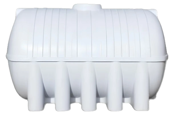 خزان مياه فيبر جلاس أسطواني مضلع باللون الأبيض، يتميز بتصميم متعدد الحجرات لاستخدامه كخزان صرف صحي أو تخزين مياه، مصنع من خامات فيبر جلاس عالية الجودة للأغراض الصناعية والمنزلية في مصر.