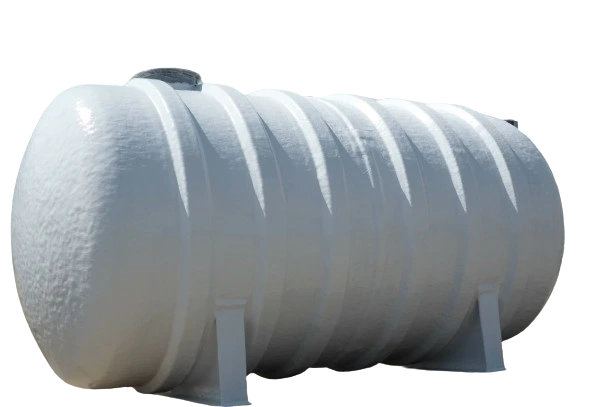 خزان مياه فيبر جلاس أسطواني الشكل باللون الأبيض ذو سطح مضلع، مثبت على قاعدتين متينتين، مصنع من أجود خامات الفيبر جلاس لضمان القوة والمتانة في الاستخدامات الصناعية وتخزين المياه.