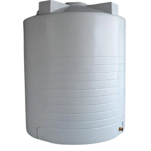 خزان مياه فيبر جلاس أسطواني كبير باللون الأبيض، يتميز بسطح أملس مع حلقات تدعيم أفقية، مصنع من خامات الفيبر جلاس عالية الجودة لتخزين المياه بكفاءة واستدامة في المشروعات السكنية والصناعية.