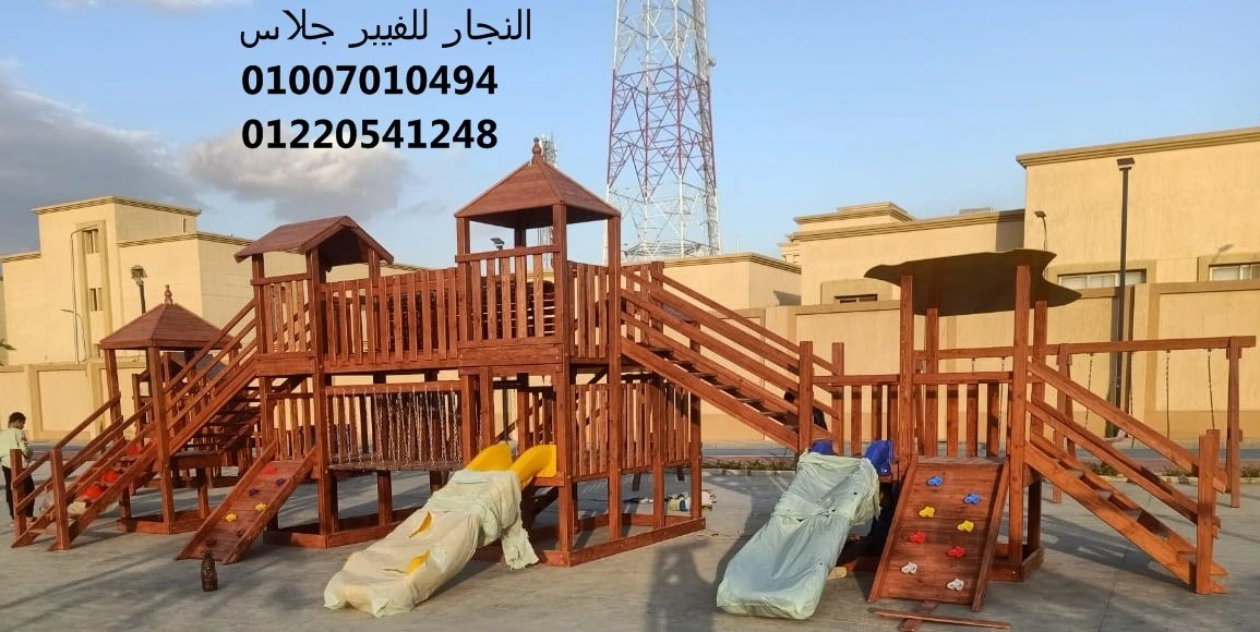 هيكل ألعاب خشبية للحدائق يضم زحاليق فيبر جلاس وحوائط تسلق وأبراج متعددة، مصنع من خامات مقاومة للشمس ومناسب لتجهيز نوادي ومجمعات سكنية في مصر.