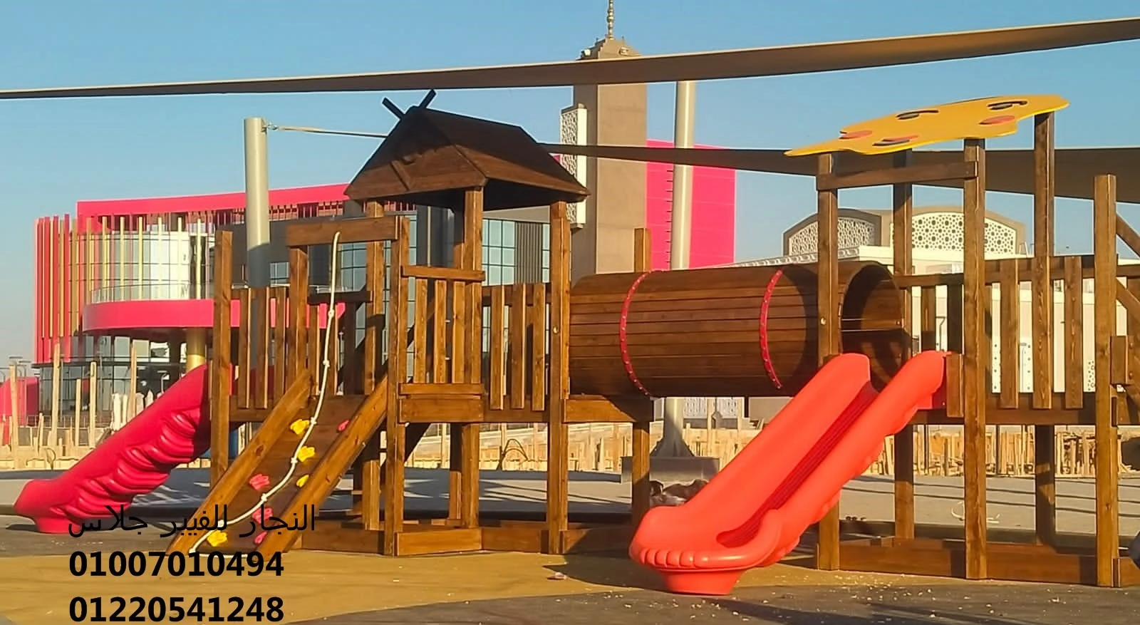 مجمع ألعاب خشبية للحدائق يضم زحاليق فيبر جلاس حمراء ووحدات تسلق ممتعة، مصمم بهيكل خشبي متين وآمن للأطفال ليناسب الفلل، المجمعات السكنية، والنوادي بتصميم عصري.