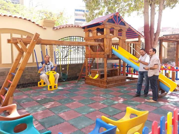 مجمع ألعاب خشبية ملون للحدائق يضم زحليقة فيبر جلاس وأراجيح متينة، يتميز بتصميم هندسي آمن وقوي يناسب المجمعات السكنية والنوادي، مجهز بأعلى جودة لمقاومة الشمس والعوامل الجوية في مصر.