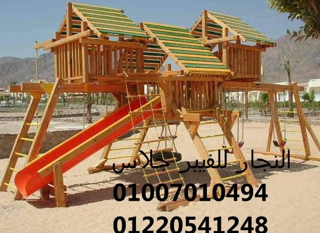 مجمع ألعاب خشبية للأطفال بأسقف ملونة (أخضر وأصفر) يضم زحليقة فيبر جلاس حمراء، سلالم، وحبال تسلق متينة، مصمم بأعلى معايير الأمان لتجهيز مناطق الألعاب والحدائق المفتوحة.