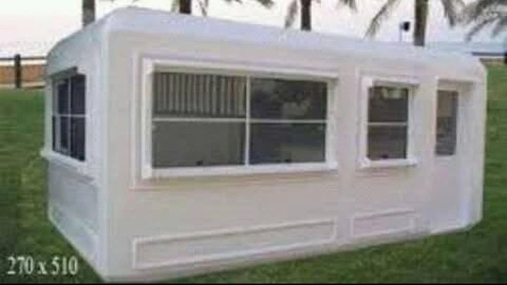 كرفان فيبر جلاس أبيض متنقل بنوافذ كبيرة، كرفانات فيبر جلاس سابقة التجهيز للمواقع والمزارع، غرف فيبر جلاس جاهزة للاستخدامات العملية.