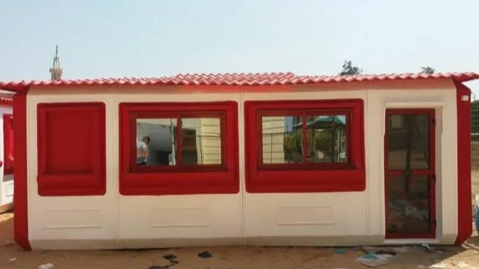 كرفان فيبر جلاس جاهز بتصميم وحدات صغيرة باللونين الأحمر والأبيض، كرفانات فيبر جلاس سابقة التجهيز بنوافذ كبيرة للمكاتب والمواقع الخارجية.