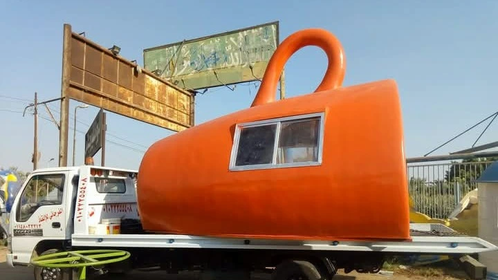 كشك فيبر جلاس على شكل فنجان برتقالي كبير محمول على شاحنة، كرفانات فيبر جلاس بتصاميم خاصة للمطاعم المتنقلة وأكشاك فيبر جلاس لبيع المشروبات.