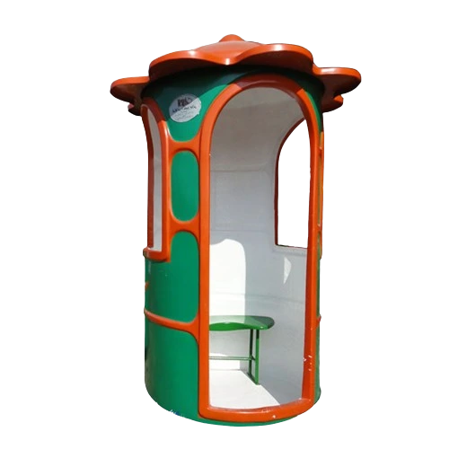 مظلة انتظار أتوبيس فيبر جلاس على شكل عيش غراب، ملونة بالأخضر والبرتقالي، مزودة بمقعد داخلي وتصميم عصري.