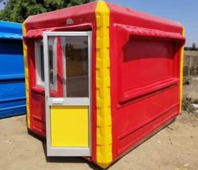 كشك فيبر جلاس صغير أحمر في أصفر بتصميم مكعب، كرفانات فيبر جلاس جاهزة على شكل مكعبات، غرف فيبر جلاس سابقة التجهيز للمناطق الترفيهية.