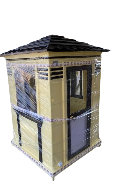 كشك حراسة فيبر جلاس أصفر صغير بسقف مائل، أكشاك أمن فيبر جلاس جاهزة ومغلفة، كرفانات فيبر جلاس مخصصة لنقاط الحراسة والأمن.