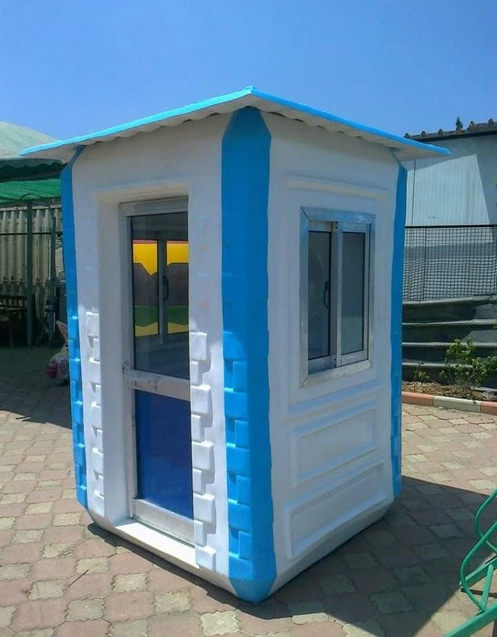 غرفة حراسة فيبر جلاس بسقف فلات (مسطح) باللونين الأبيض والأزرق، مزودة بنوافذ زجاجية وتصميم عملي للمواقع الخارجية.