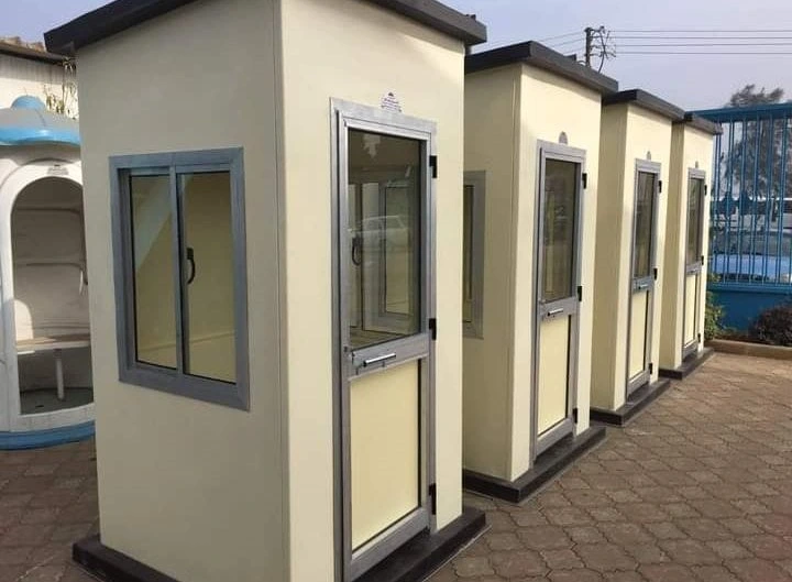 توريد وحدات أكشاك أمن فيبر جلاس جاهزة بنوافذ زجاجية، مصطفة لتجهيز المجمعات السكنية والمواقع الإنشائية.