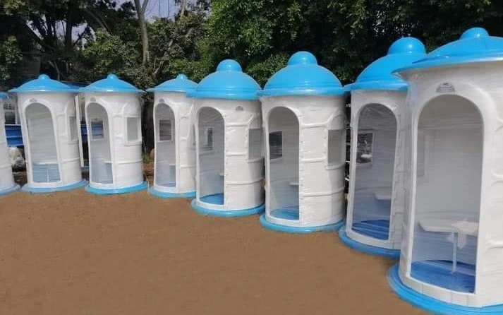 مجموعة أكشاك حراسة فيبر جلاس أسطوانية بسقف قبة أزرق، مصطفة لتجهيز المواقع والمشاريع الكبرى.