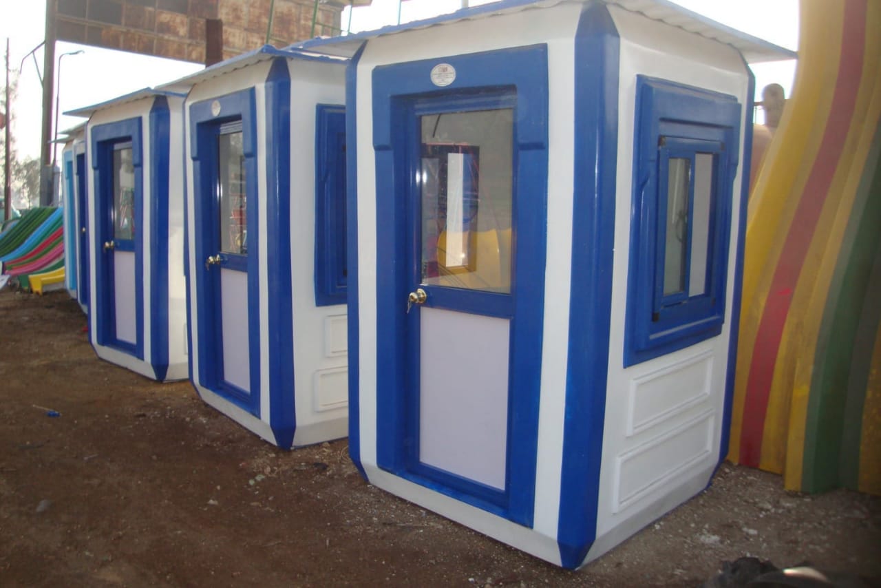 نماذج أكشاك حراسة فيبر جلاس أبيض في أزرق، متوفرة للتسليم الفوري لتجهيز المنشآت والمصانع.