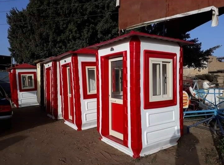 أكشاك فيبر جلاس حمراء بتصميم عصري، وحدات جاهزة متعددة الأغراض للاستخدام في القرى السياحية والمنتزهات.