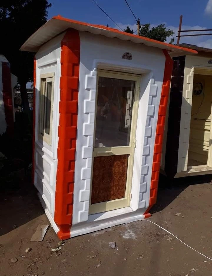 كشك حراسة فيبر جلاس أبيض في أحمر بباب زجاجي، كشك أمن مودرن لتجهيز البوابات والمنشآت الترفيهية.