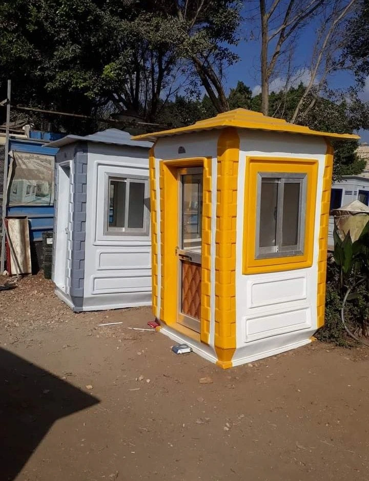 نماذج أكشاك حراسة فيبر جلاس بألوان متنوعة (أصفر ورمادي)، غرف أمن جاهزة للتوريد الفوري وتجهيز المواقع.